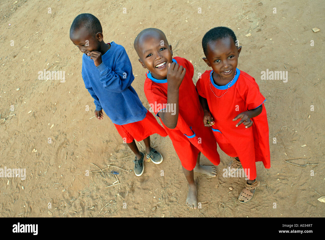 Trois petits garçons Samburu dans le village de South Horr Kenya Banque D'Images