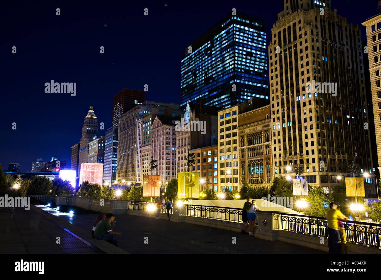 Les gens de Chicago Illinois lean sur main courante profitez d'afficher de Michigan Avenue du Millennium Park la nuit rangée de bâtiments Banque D'Images