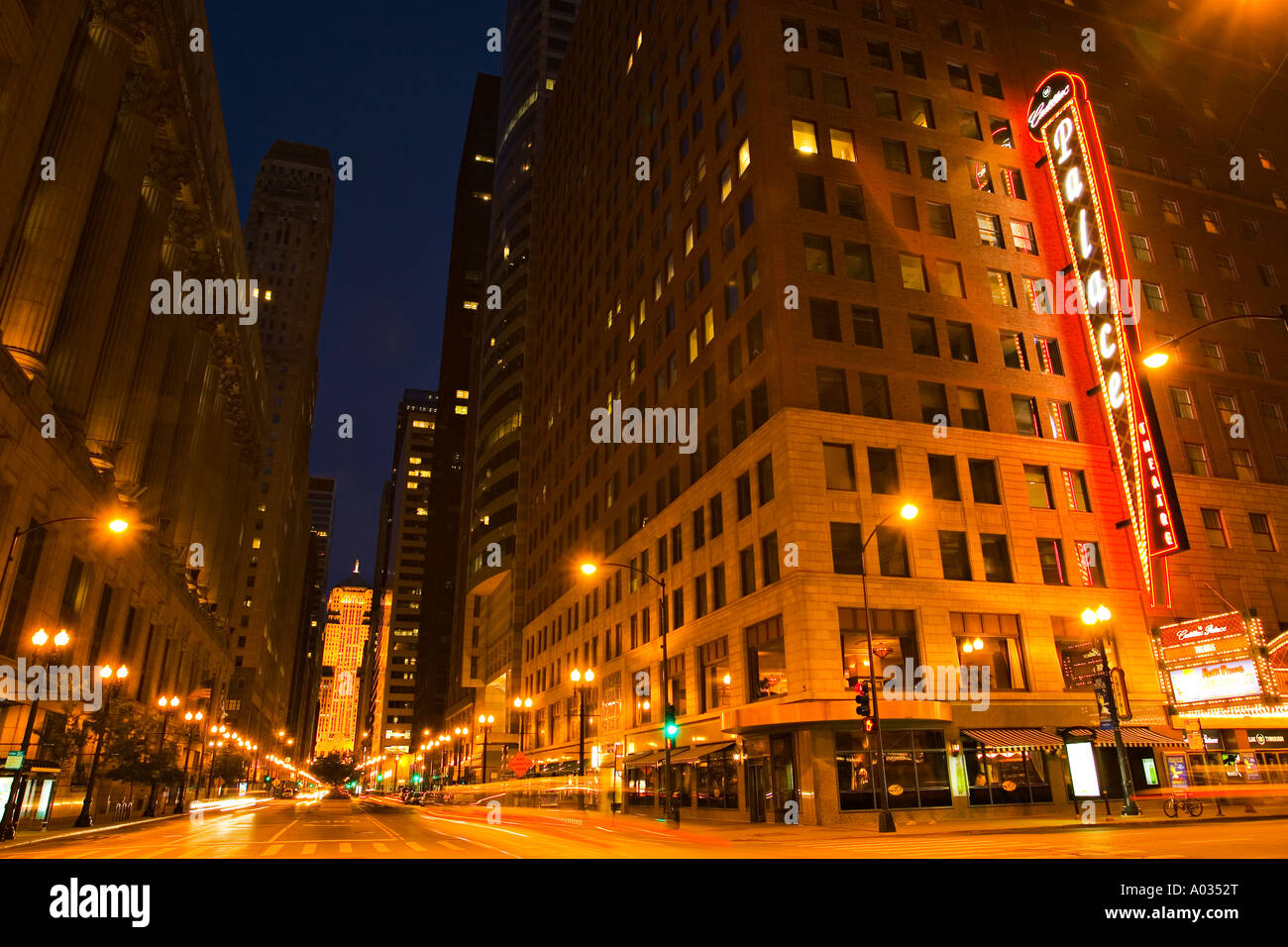 Chicago Illinois Cadillac Palace Theatre Theatre district la nuit Chicago Board of Trade building Banque D'Images