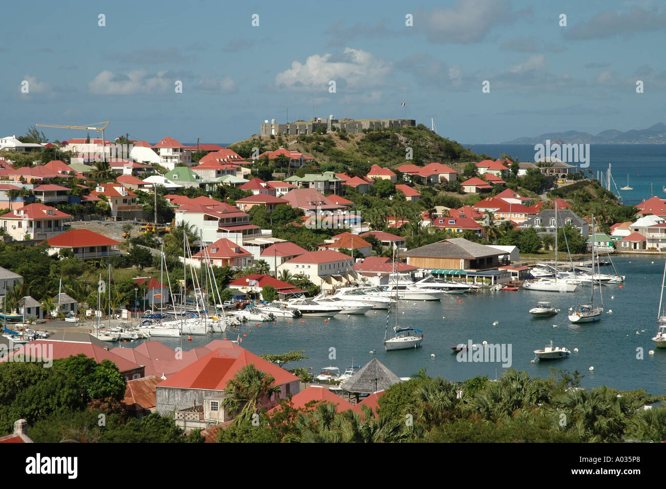 St Barth St Barth Gustavia Harbour fort surplombant la ville Banque D'Images