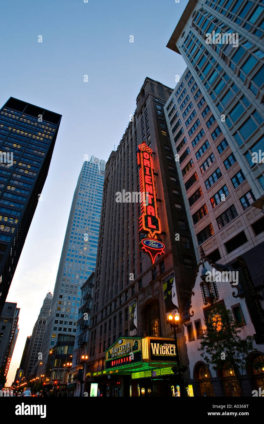 Chicago Illinois méchants sur Ford chapiteau Oriental theatre building Theatre district la nuit sur Randolph Street Banque D'Images