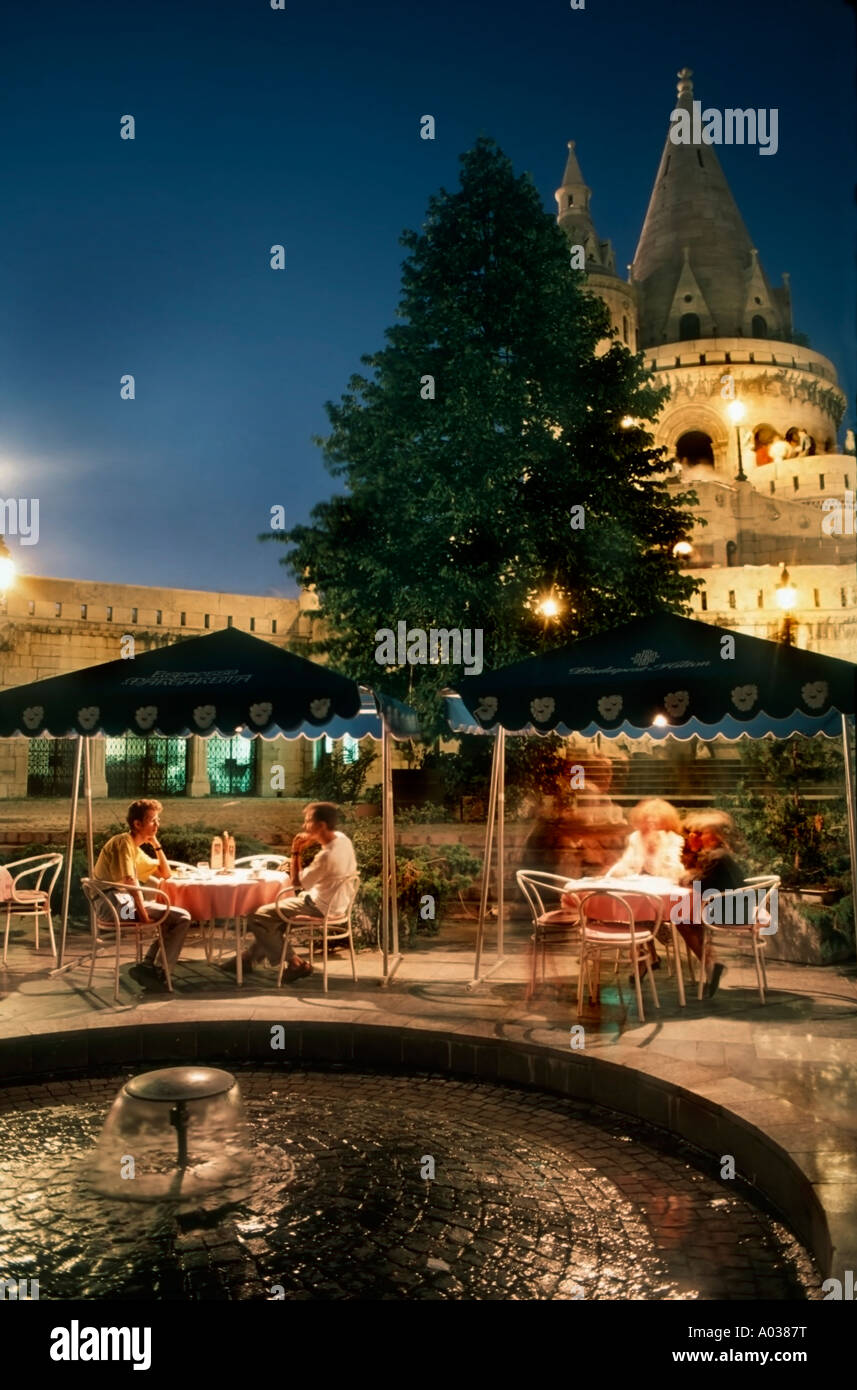 Budapest Hungary, Café Bar et Restaurant hongrois touristes masculins sur terrasse exposée à l'hôtel Hilton Hotel' près de 'Bastion Fishermens' Banque D'Images