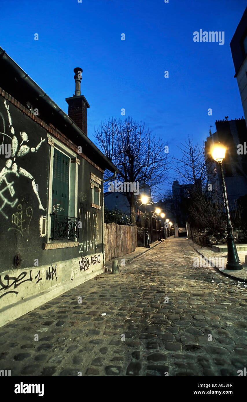 PARIS France, scène de rue vide dans le quartier de Ménilmontant 'Villa l'Ermitage' lampadaires pavés en pierre la nuit, quartiers locaux mystérieux villa Banque D'Images