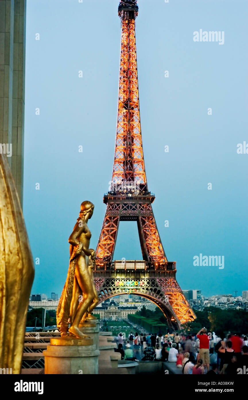 Paris France, Monuments 'Tour Eiffel' illuminé avec des effets de lumière étincelante du Trocadéro avec statues en or en premier plan Banque D'Images