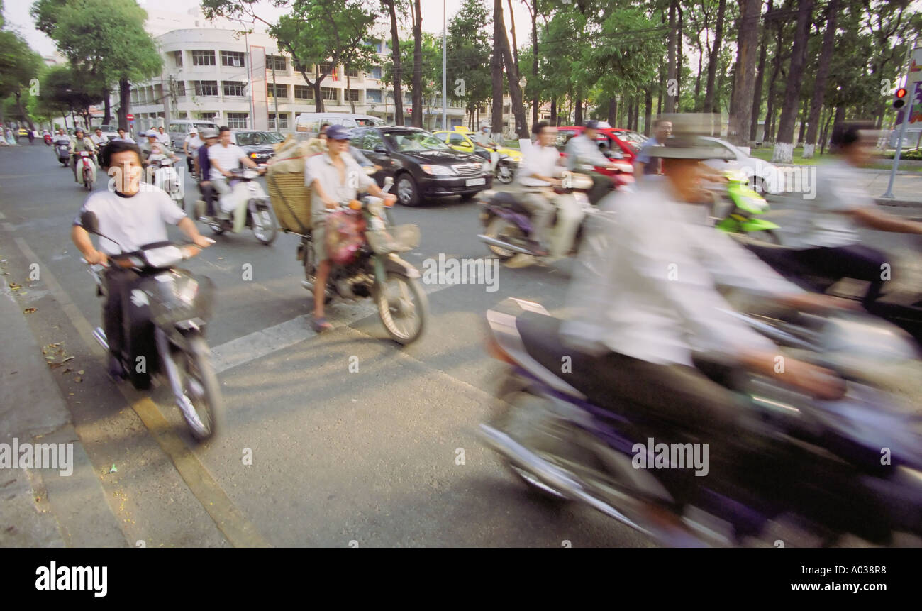 Vietnam, la circulation sur une rue animée Banque D'Images