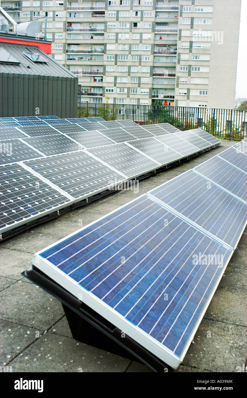 INVESTISSEMENTS 'énergie solaire' 'panneaux de chauffage solaire' extérieur investissement de toit vert école, construction de panneaux solaires Banque D'Images