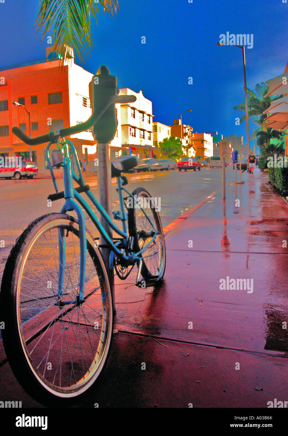 Lumière dramatique dans South Beach Miami Florida USA avec un vélo Banque D'Images