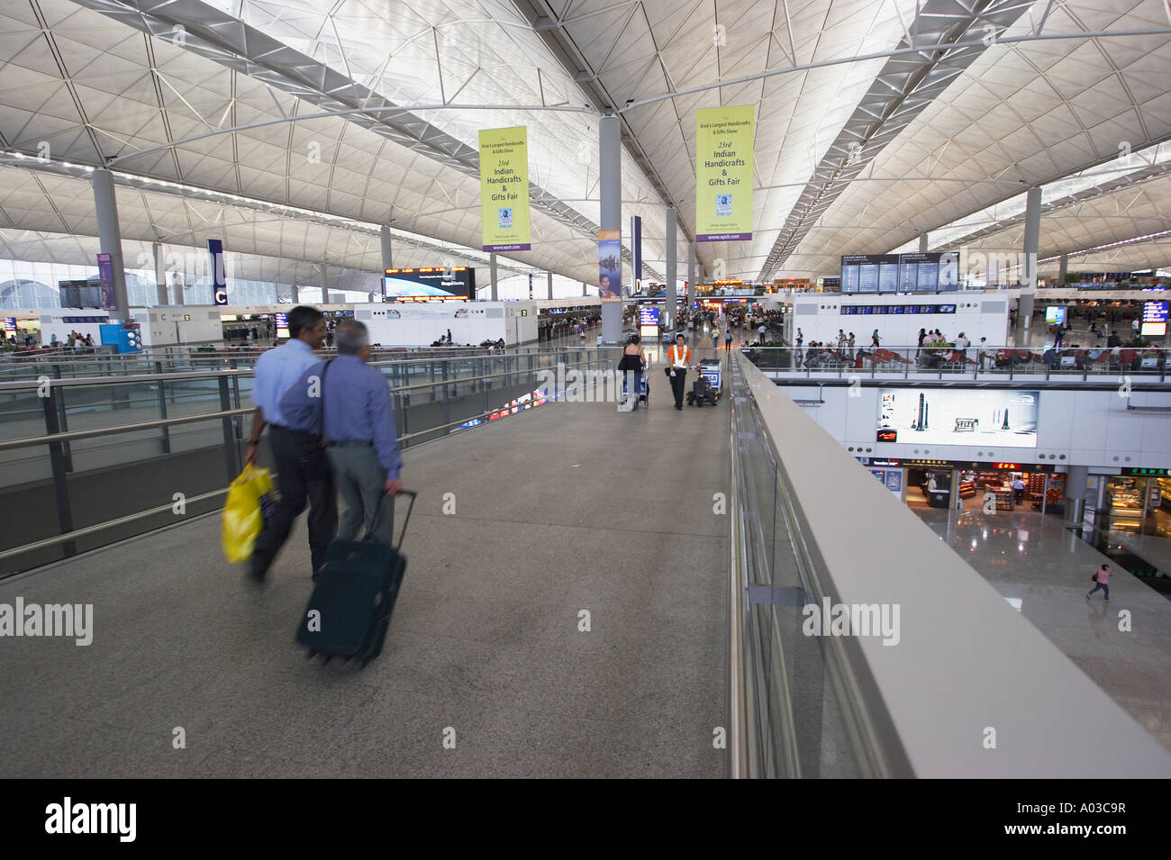 Deux passagers entrant dans l'Aéroport International de Hong Kong Banque D'Images