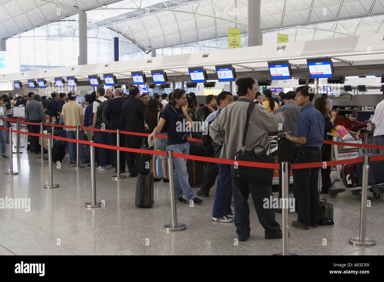 Les passagers de l'enregistrement à l'Aéroport International de Hong Kong Banque D'Images