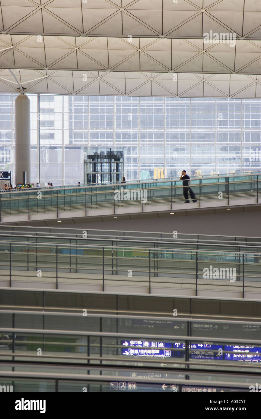 Man Talking On Cell Phone à l'Aéroport International de Hong Kong Banque D'Images