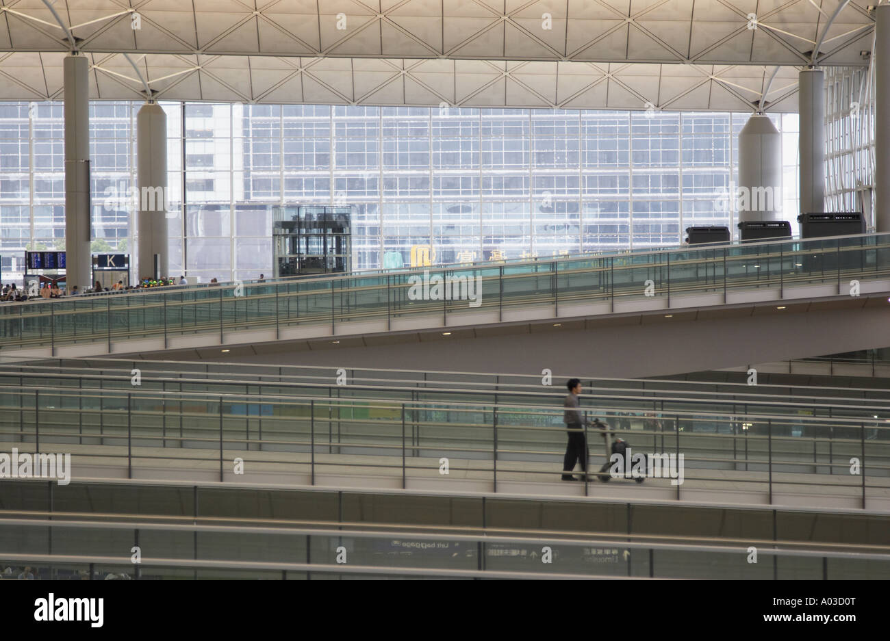 Balades le long de la bretelle de passagers à l'Aéroport International de Hong Kong Banque D'Images