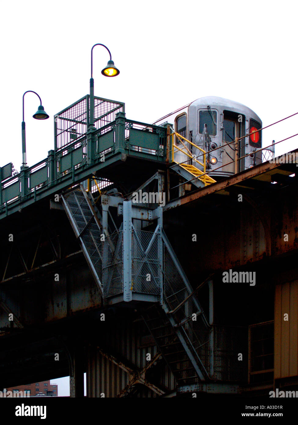 La fin de l'après-midi Vue de dessous du New York City subway 1-train près de 125e Rue et Broadway. Banque D'Images