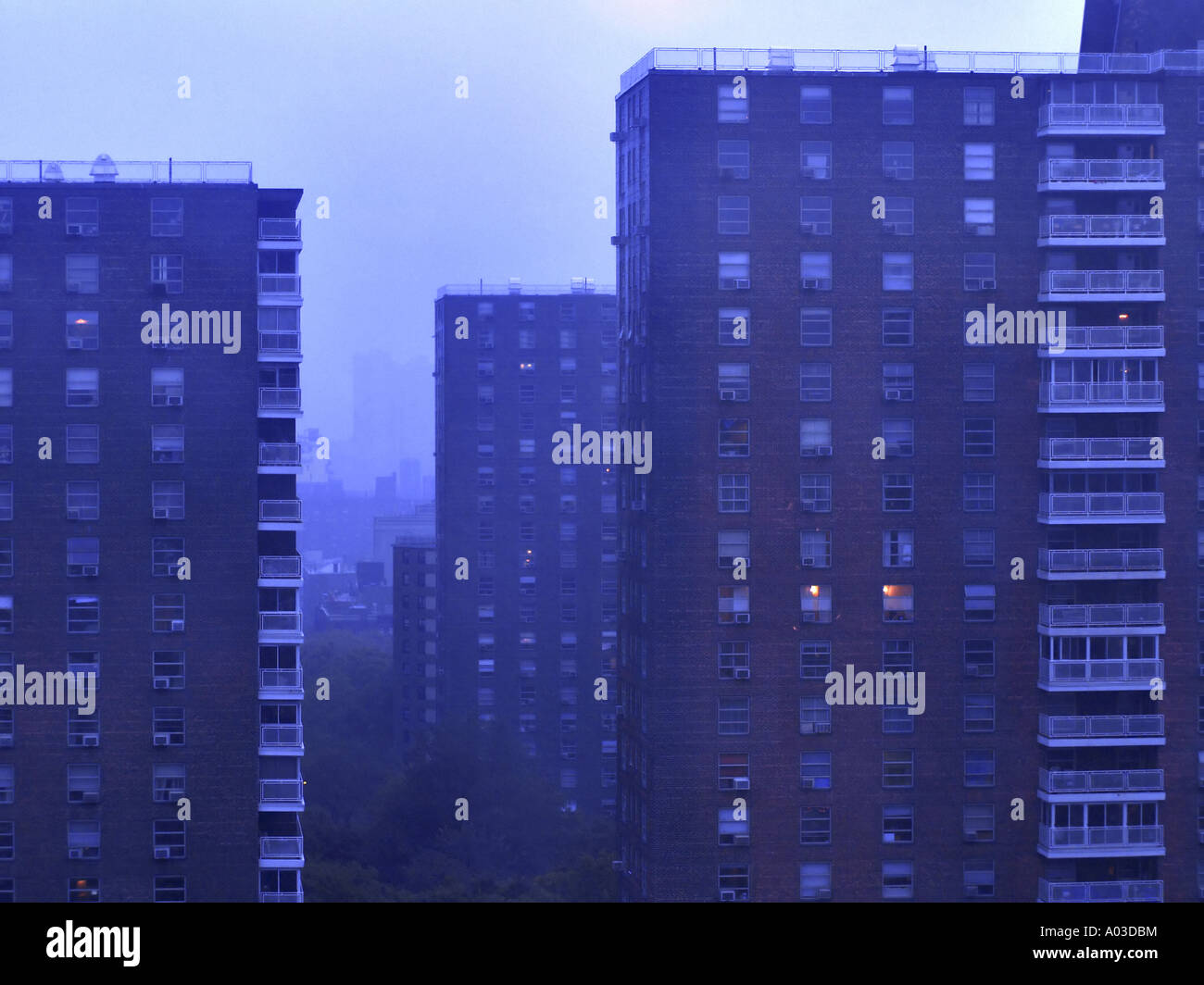 Des tours d'habitation sur un soir de brouillard brumeux, dans l'upper west side de Manhattan à New York City. Banque D'Images