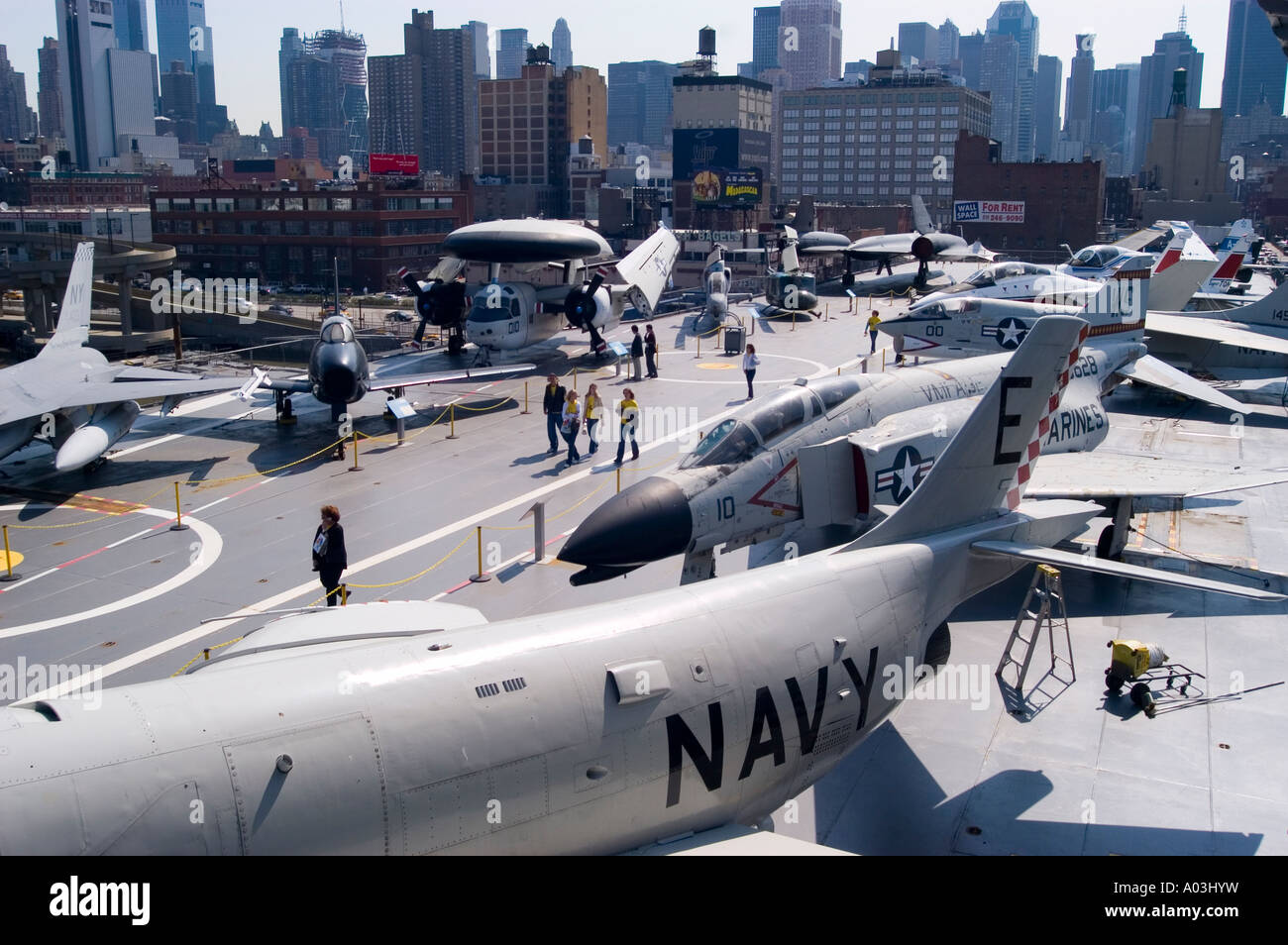 New York New York comme porte-avions Intrepid Sea et le musée de l'espace  aérien sur le pont d'aéronefs Photo Stock - Alamy