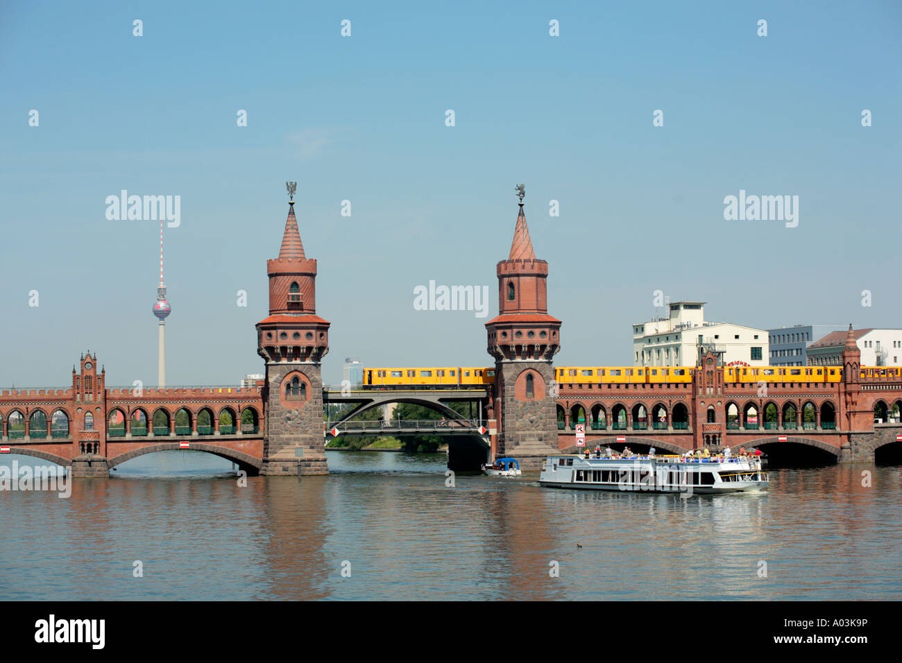 Oberbaum Bridge sur la rivière Spree à Berlin avec la tour de la télévision à l'arrière-plan Banque D'Images