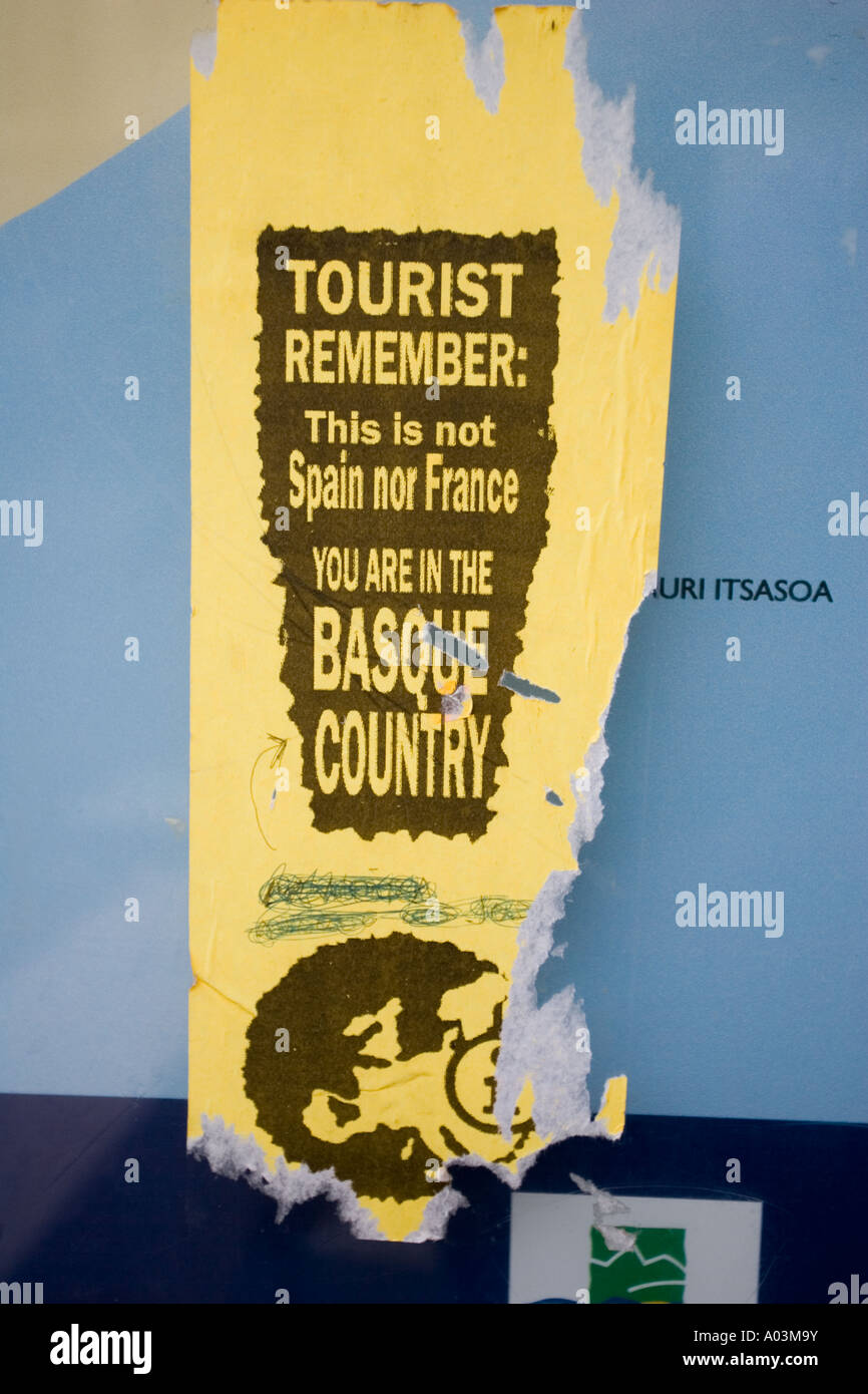 L'affiche déchirée disant touristes n'oubliez pas que vous êtes en Pays Basque pas la France ou l'Espagne, Zumaia Euskal Herria Espagne Banque D'Images