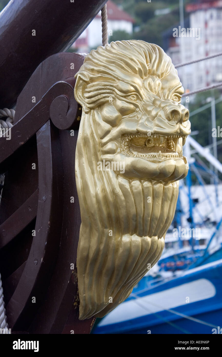 Golden Lion figure sur la proue d'un galion espagnol amarré au port Bermeo Côte Basque Euskal Herria Espagne Banque D'Images
