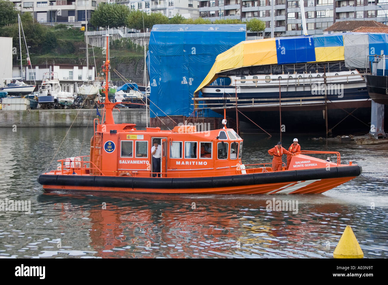 Salvamento Maritimo en Bermeo port Côte Basque Euskal Herria Espagne Banque D'Images