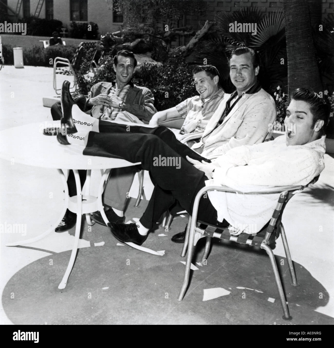 ELVIS PRESLEY en faisant une pause avec des membres de la bande D J Fontana Scottie Moore et Bill Black dans les années 1950 Banque D'Images
