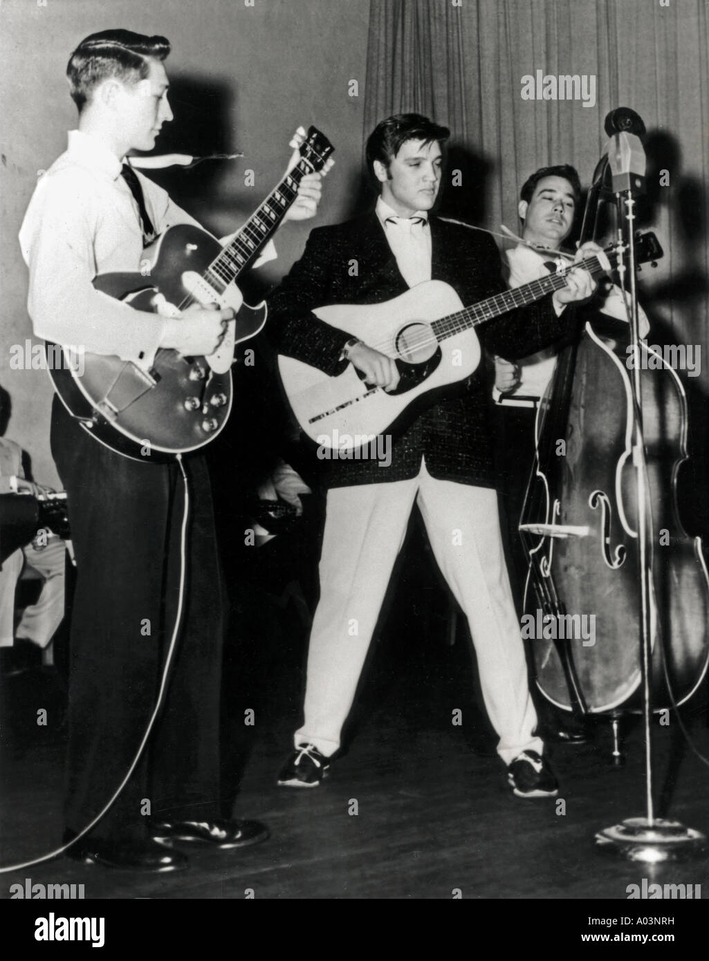 ELVIS PRESLEY avec le Blue Moon Boys - Scotty Moore (à gauche) et Bill Black à la basse en 1957 Banque D'Images