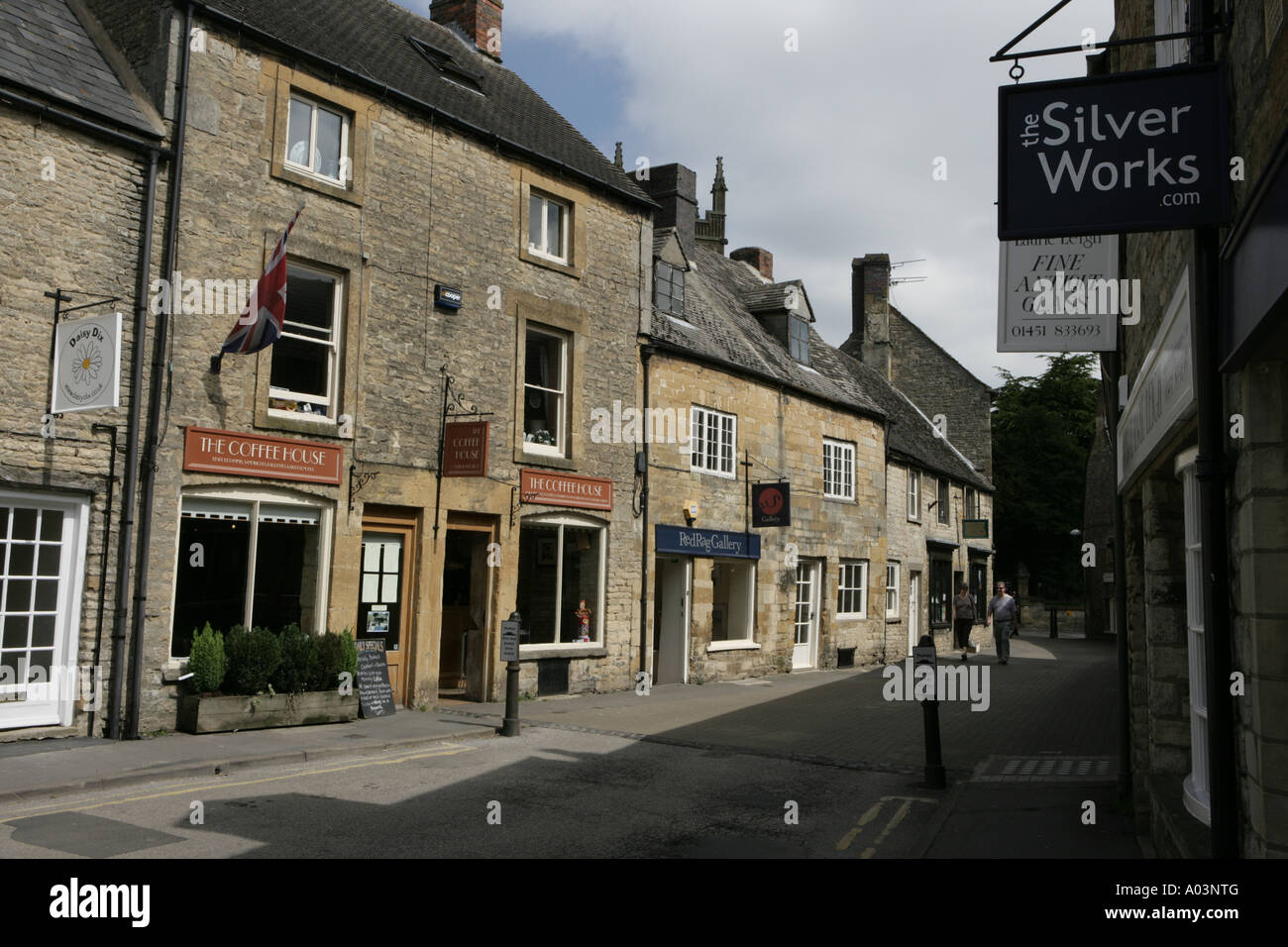 Stow on the Wold, son la ville la plus haute de la région des Cotswolds. Tourist sont attirés par la ville avec ses boutiques de thé à des pubs et des meubles anciens Banque D'Images