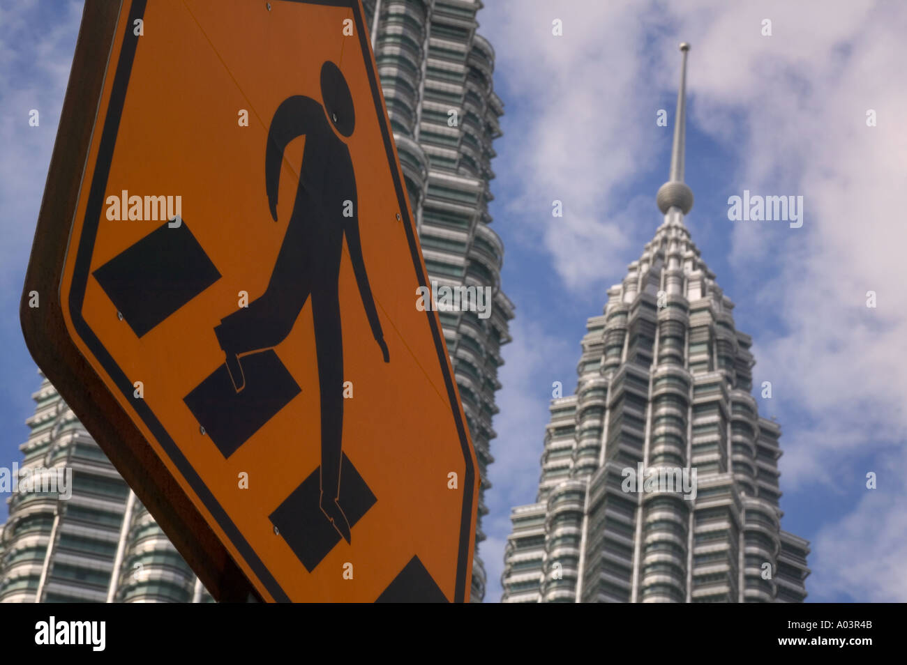 1242 Les tours jumelles de Kuala Lumpur avec un passage pour piétons, inscrivez-vous à l'avant-plan. Banque D'Images