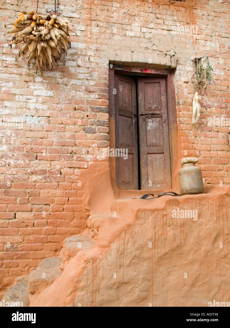 Urne pot en terre cuite sur mesures pour porte en bois ancien Bungamati Vallée de Katmandou Népal Asie Banque D'Images