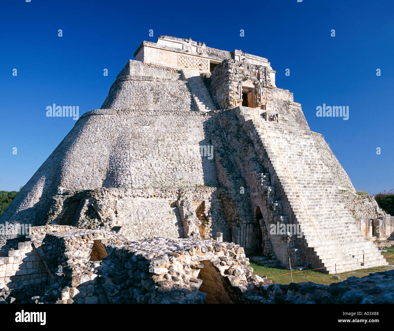 La pyramide du magicien, une partie de l'Uxmal maya au Mexique. Banque D'Images