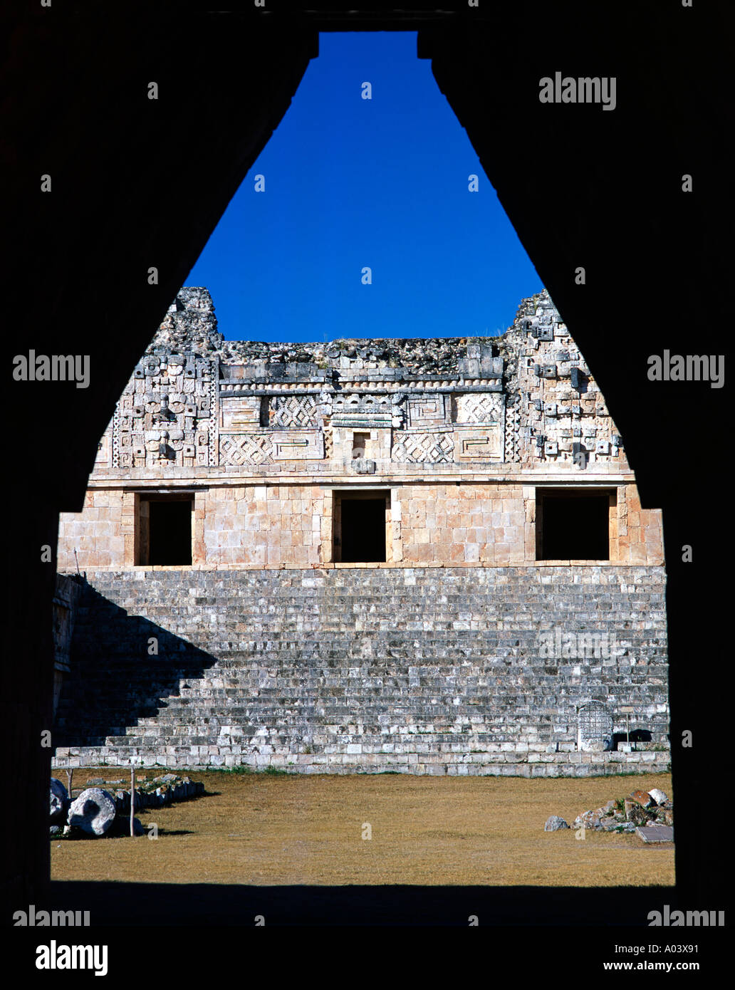 Partie de la Nunnery Quadrangle vu à travers une porte d'entrée à l'Uxmal maya au Mexique. Banque D'Images