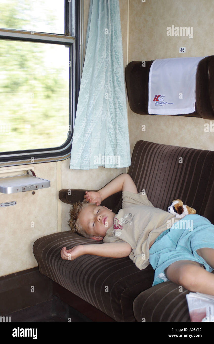 Jeune garçon endormi sur train voyageant à travers l'Europe Banque D'Images