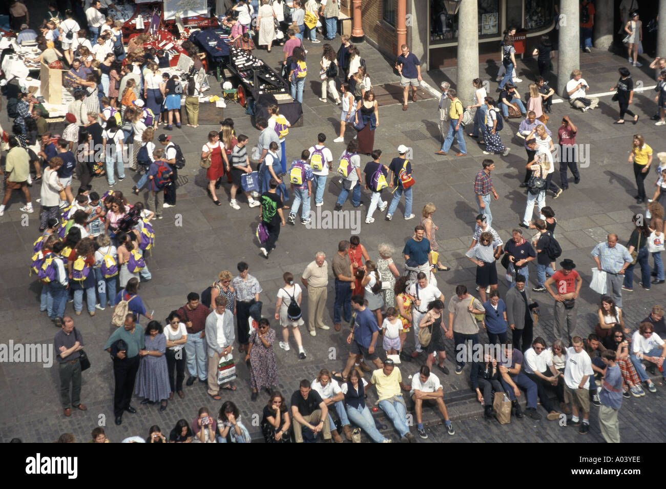 Vue aérienne d'été de Covent Garden foule de personnes venant de haut groupe assis regardant des groupes de divertissement faire du shopping dans les stands de marché Londres Angleterre Royaume-Uni Banque D'Images
