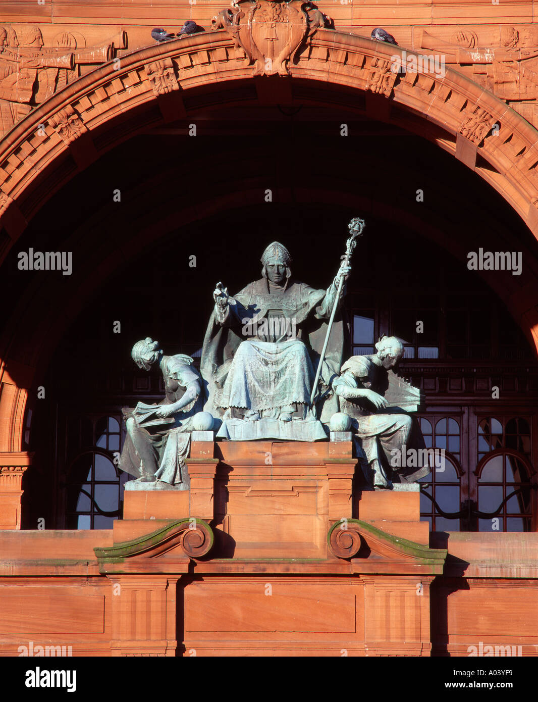 St Mungo le saint patron de Glasgow, à la Kelvingrove Art Gallery and Museum, Glasgow, Ecosse, Royaume-Uni Banque D'Images