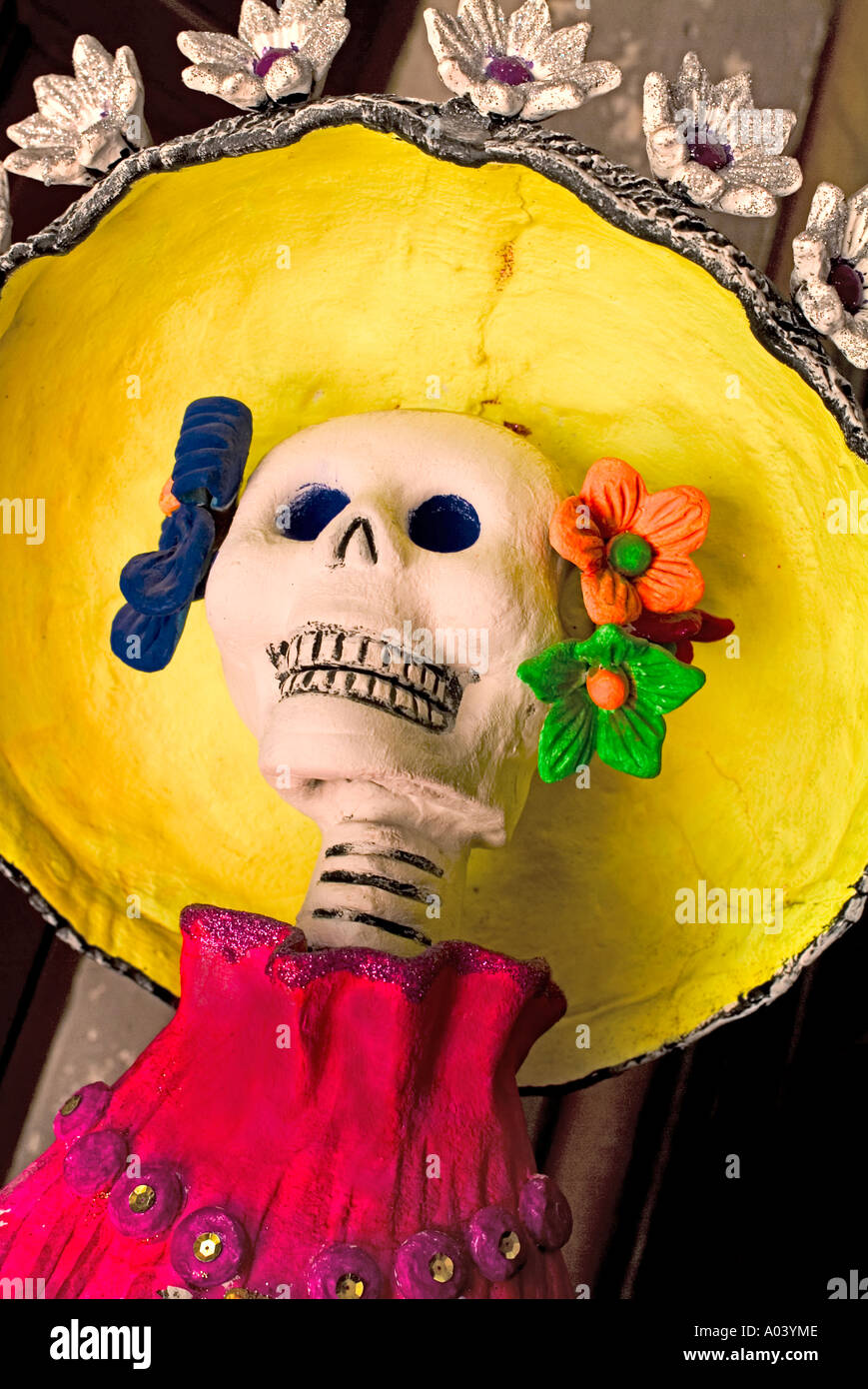 Close up de Jour des Morts squelette portant un sombrero jaune Banque D'Images