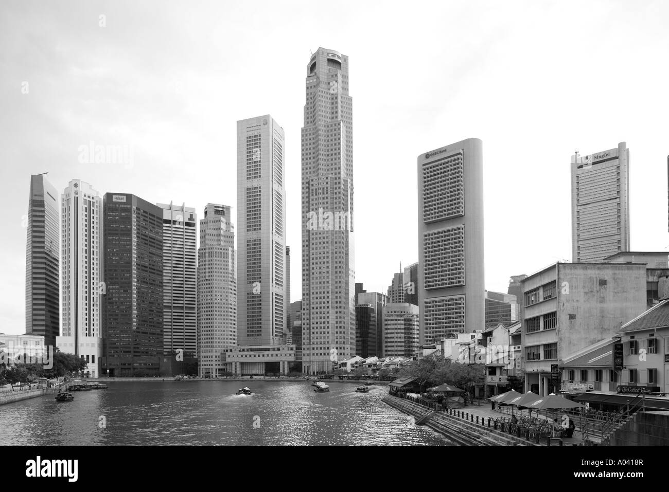 Asie Singapour tours de bureaux de la ville s'élever au-dessus des touristes bum automobile bateau vers le bas de la rivière Singapour Banque D'Images