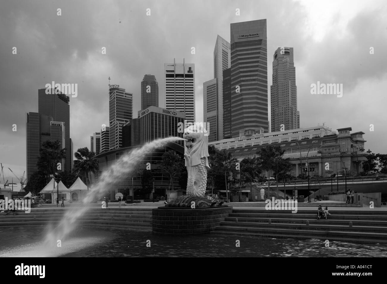 Asie Singapour tours de bureaux de la ville s'élèvent au-dessus de district des finances statue Merlion le long de Marina Bay Banque D'Images
