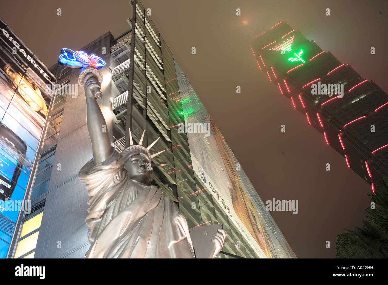 Taipei Taiwan Statue de la liberté au centre commercial près de Taipei 101 depuis 2003, le bâtiment le plus haut du monde à 509 Banque D'Images