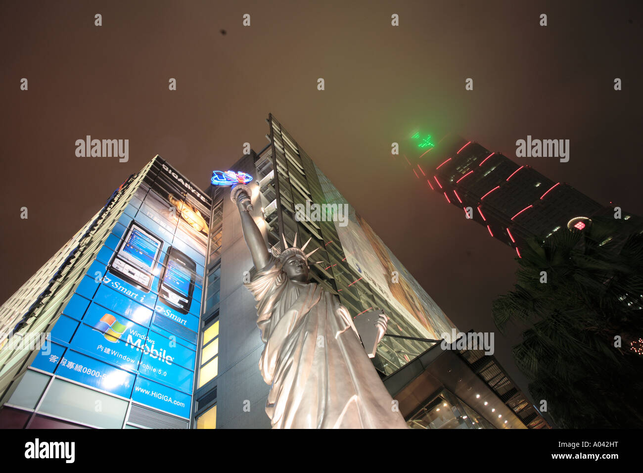 Taipei Taiwan Statue de la liberté au centre commercial près de Taipei 101 depuis 2003, le bâtiment le plus haut du monde à 509 Banque D'Images