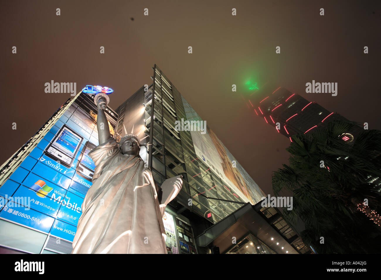 Taipei Taiwan Statue de la liberté au centre commercial près de Taipei 101 depuis 2003, le bâtiment le plus haut du monde à 509 Banque D'Images