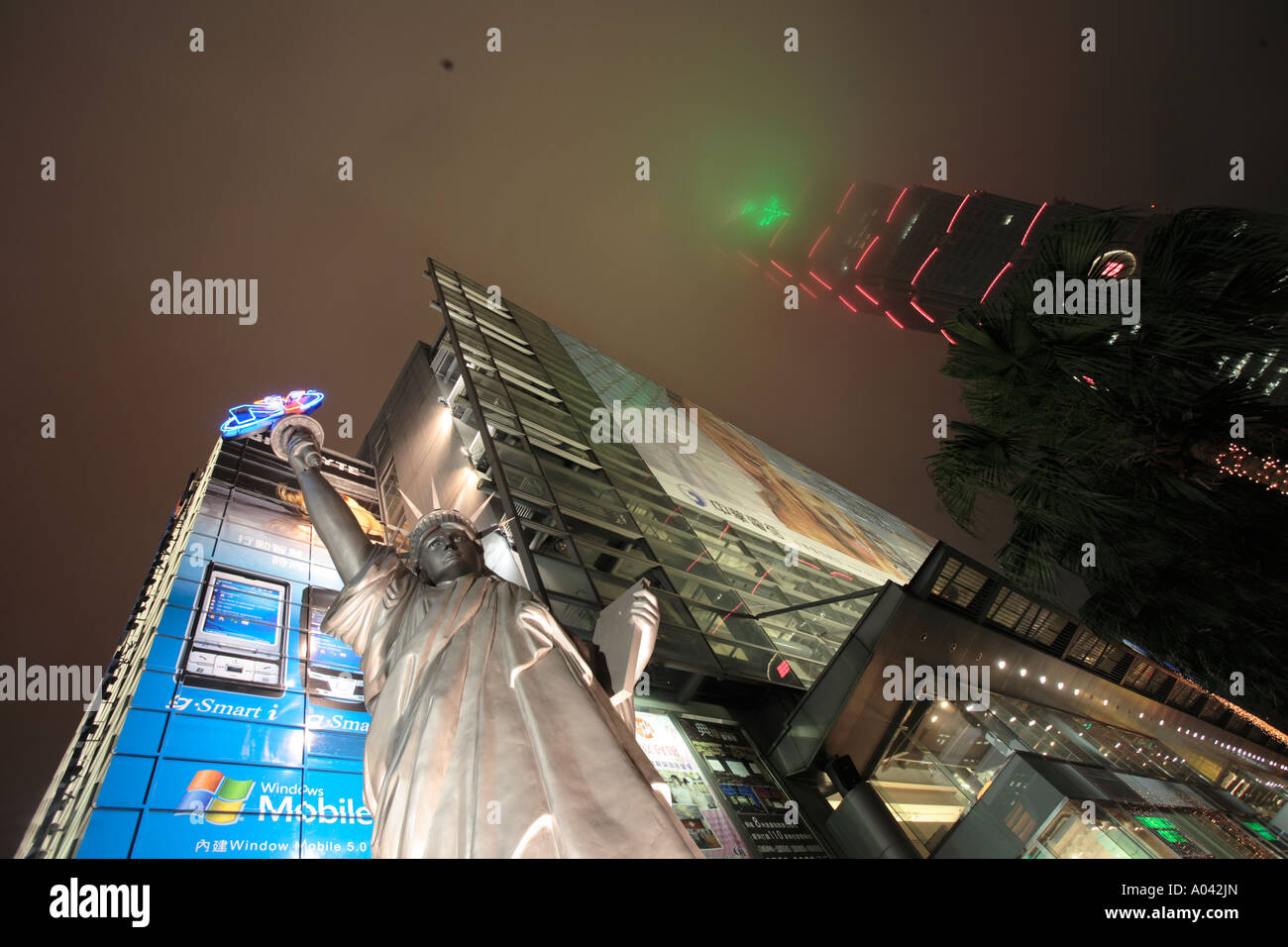 Taipei Taiwan Statue de la liberté au centre commercial près de Taipei 101 depuis 2003, le bâtiment le plus haut du monde à 509 Banque D'Images