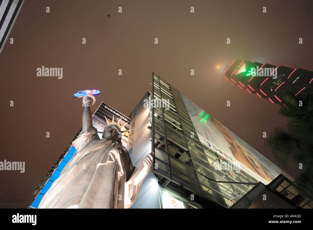 Taipei Taiwan Statue de la liberté au centre commercial près de Taipei 101 depuis 2003, le bâtiment le plus haut du monde à 509 Banque D'Images