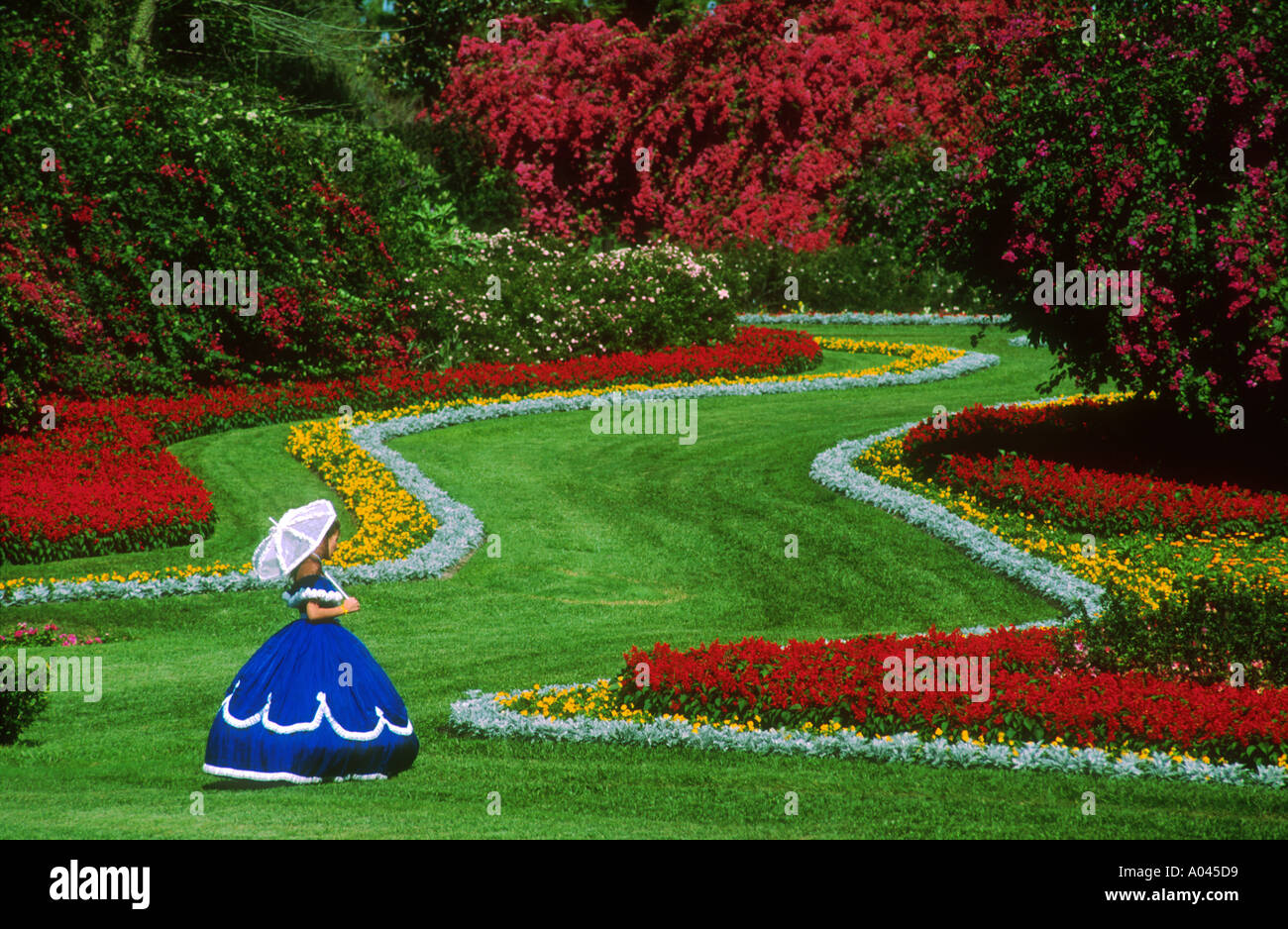 USA Floride Cypress Gardens jeune femme en robe Southern Belle balade dans le jardin Banque D'Images