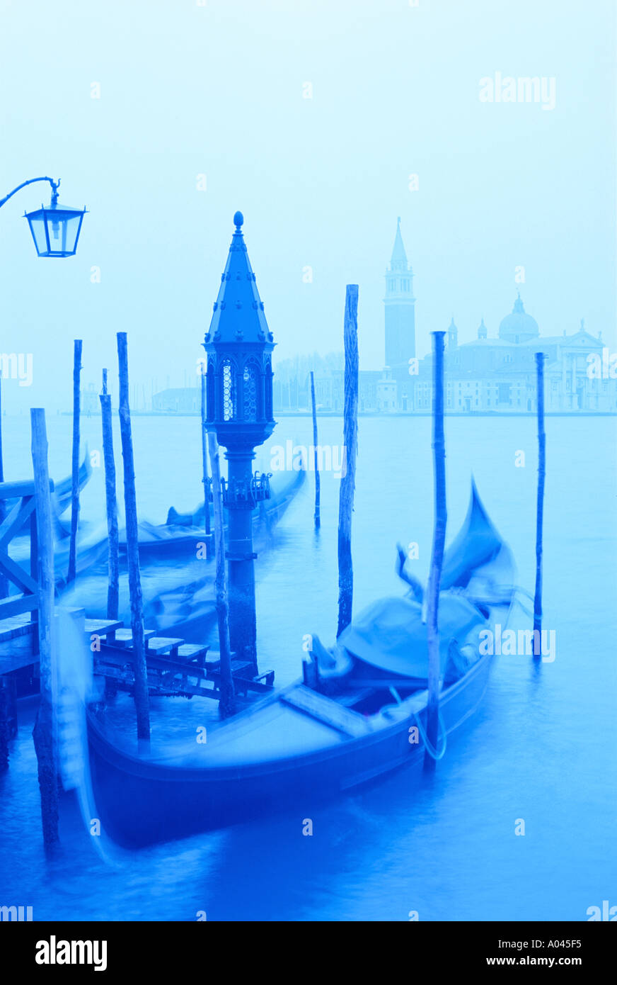 Italie Venise gondole amarrée au Molo San Marco des tons bleus Banque D'Images