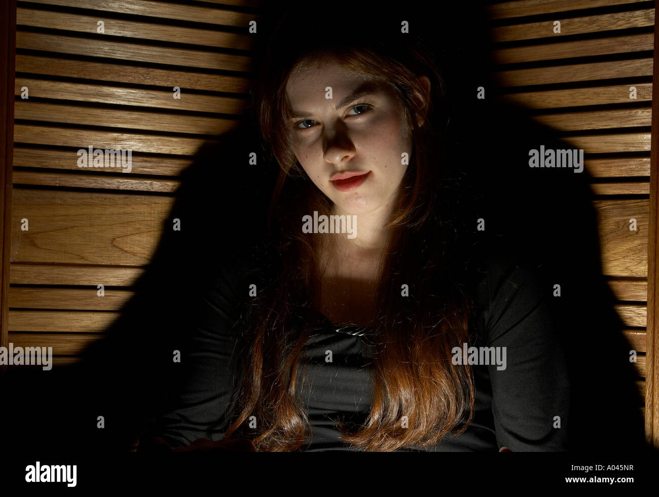 Portrait de jeune femme dans l'ombre Banque D'Images