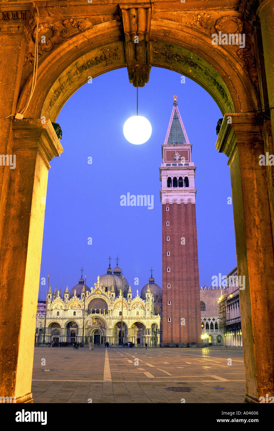 Italie Venise la basilique Saint-Marc et le Campanile di San Marco au crépuscule Banque D'Images