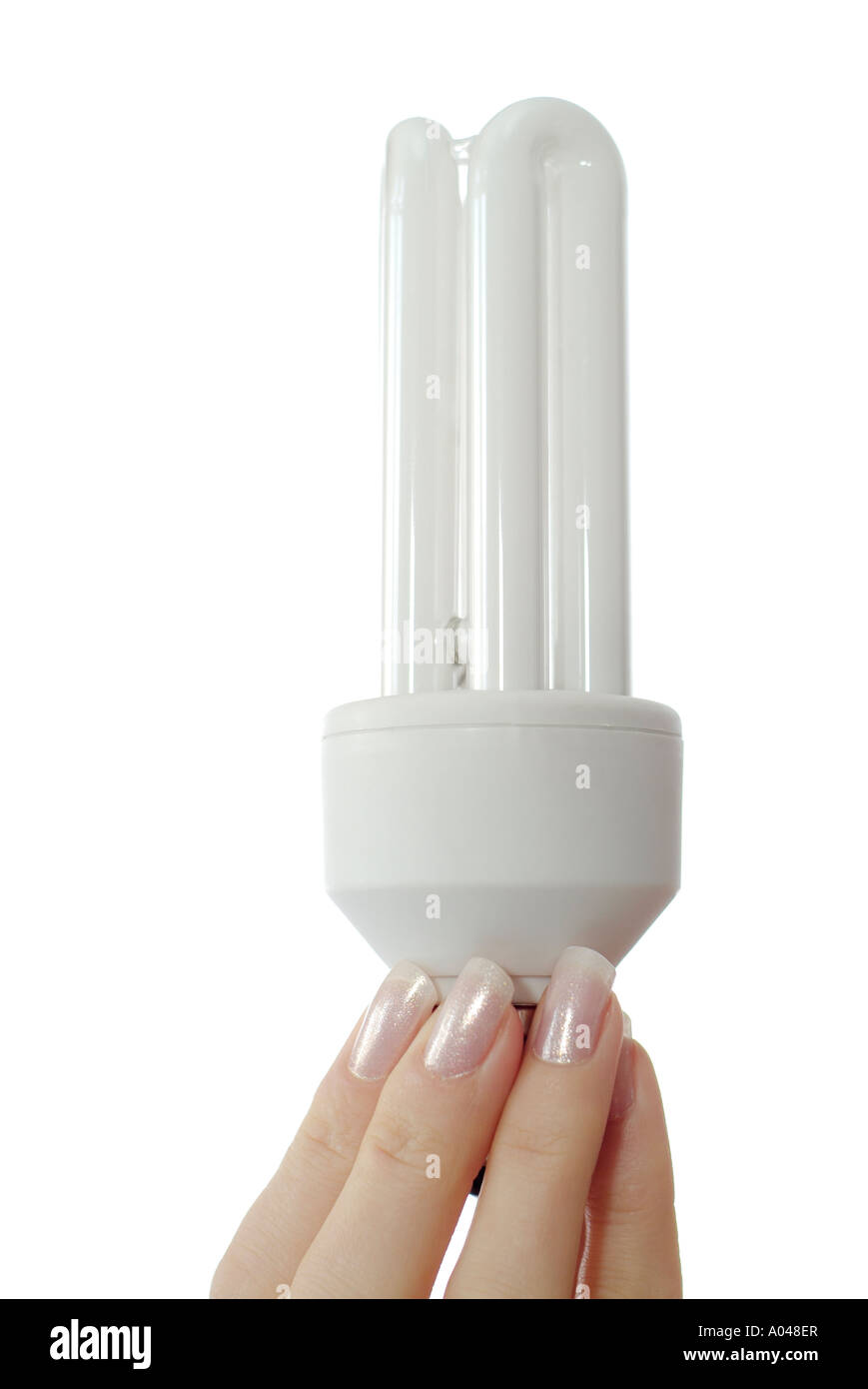 Energy Saving Lightbulb tenue entre les doigts d'une femme une alternative respectueuse de l'environnement aux ampoules traditionnelles Banque D'Images