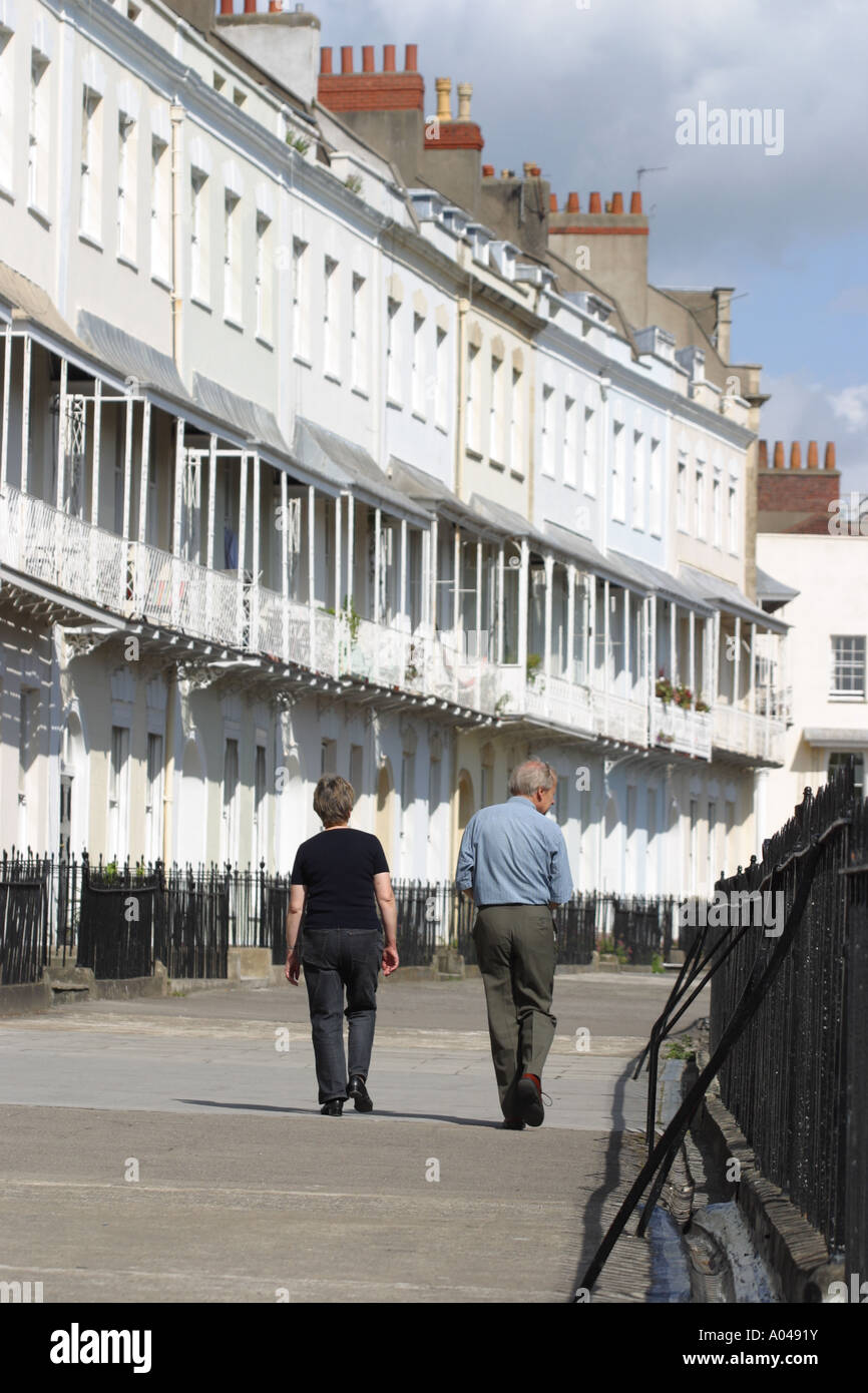 Bristol Angleterre les touristes à pied le long de la Royal York Crescent à Clifton Banque D'Images