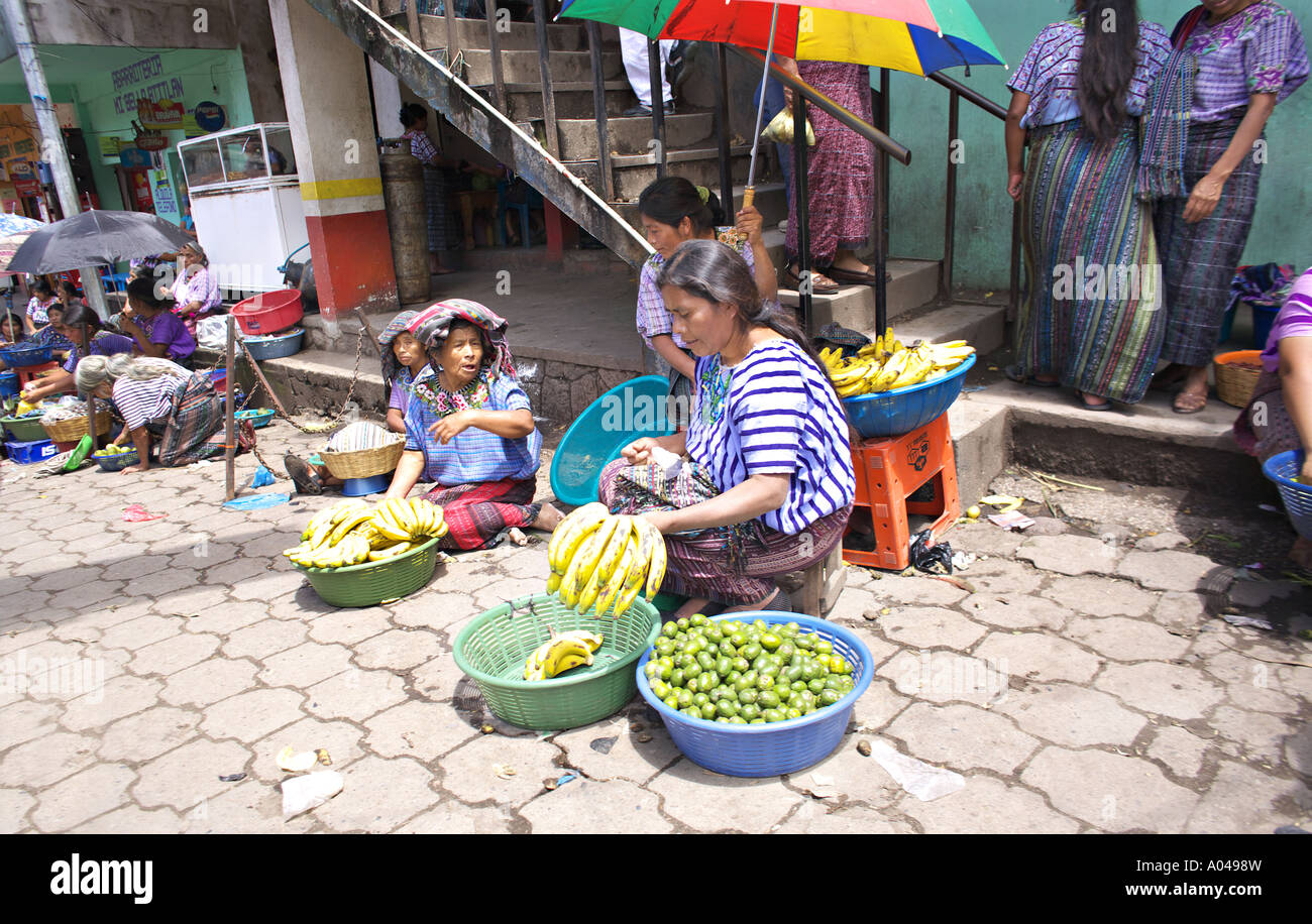 SANTIAGO ATITLAN GUATEMALA rue animée dans le centre de Santiago Atitlan avec habillé traditionnellement les femmes mayas Tzutujil Banque D'Images