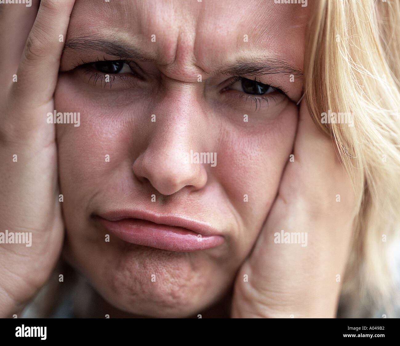 Portrait d'une jeune femme lui défoncer le visage jusqu'à la frustration et a souligné Banque D'Images