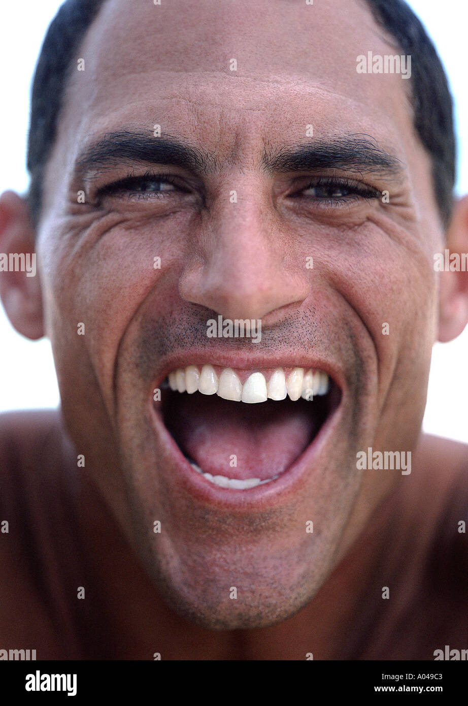 Close up portrait of male ( 18 à 35 ) de rire à l'appareil photo Banque D'Images