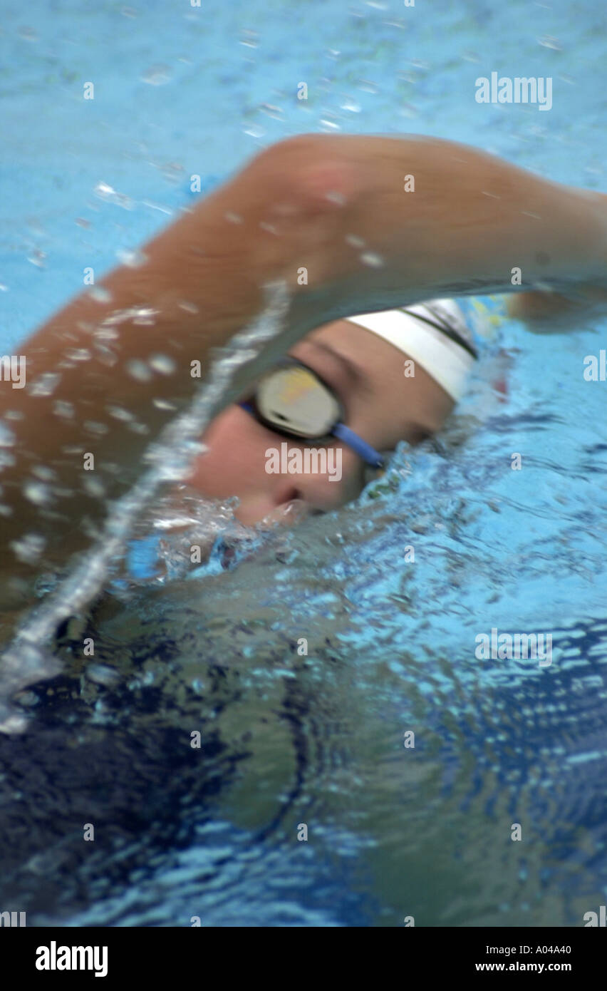 Nageur dans une piscine. Banque D'Images